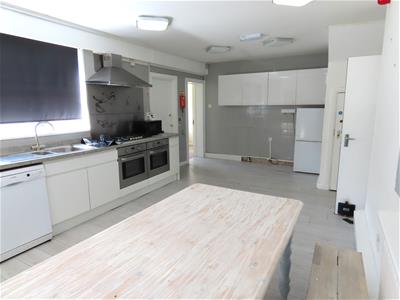 BREAKFASTING KITCHEN